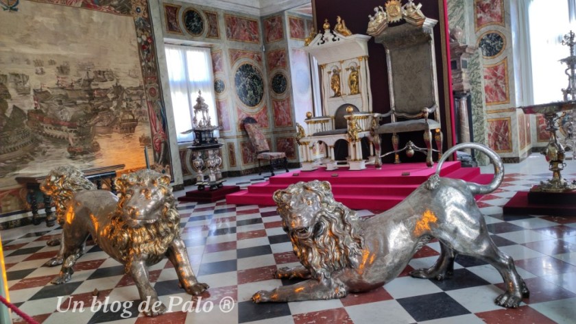 Los leones que protegen el trono