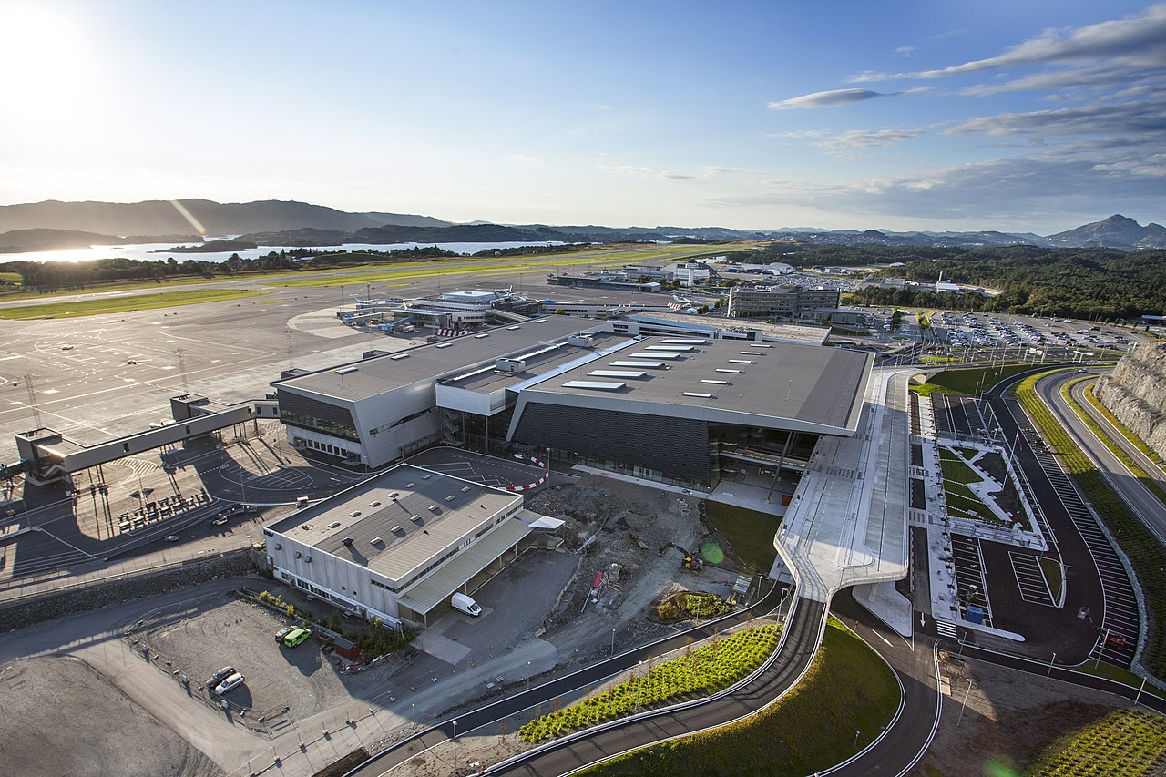 La moderna terminal del Aeropuerto de Bergen – Flesland a vista de helicóptero [CC Foto: Varde / Avinor / Wikimedia Commons]