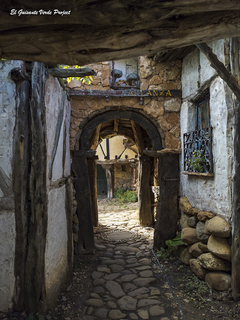 Burgos, Territorio Artlanza, callejón y arco, por El Guisante Verde Project