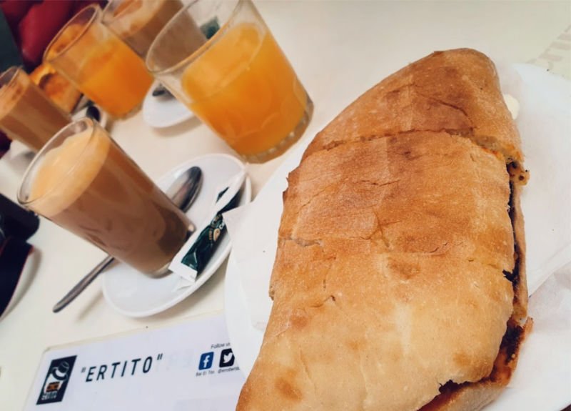 Desayuno con tostada de toda la vida en Sevilla