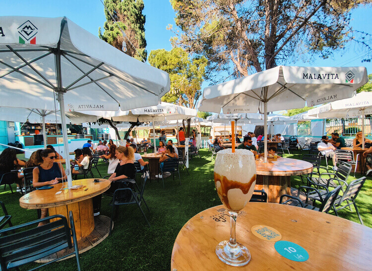 Tomar café en Gines