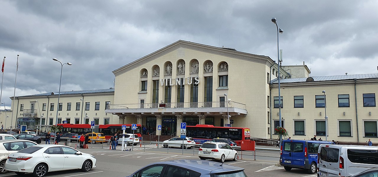 Fachada de la Terminal de Llegadas del Aeropuerto de Vilna, Lituania [CC Foto: Pofka/Wikimedia Commons]