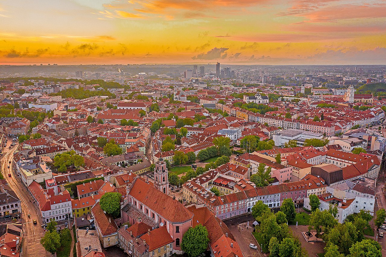 Panorámica de la Ciudad Vieja de Vilna, Lituania [CC Foto: BigHead/Wikimedia Commos]