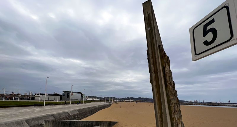 playa-poniente-gijon → LA VIAJERA EMPEDERNIDA