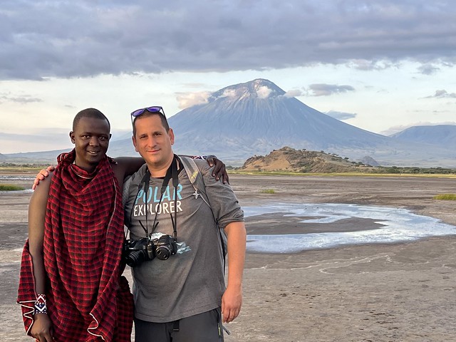 Sele en Tanzania junto a un masai. De fondo el Ol Doinyo Lengai. 