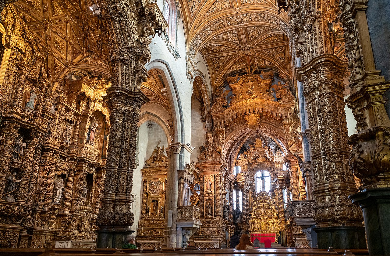 Interior de la Iglesia de San Francisco, Oporto, Portugal [CC Foto: xiquinhosilva/Wikimedia Commons]