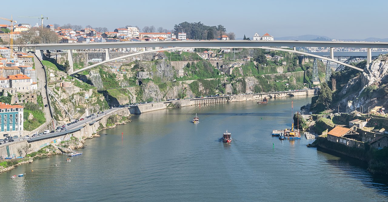 Barcos en el Río Duero bajo el Puente del Infante (Ponte Infante Dom Henrique), vistos desde el Puente Don Luis I en Oporto [CC Foto: Krzysztof Golik/Wikimedia Commons]