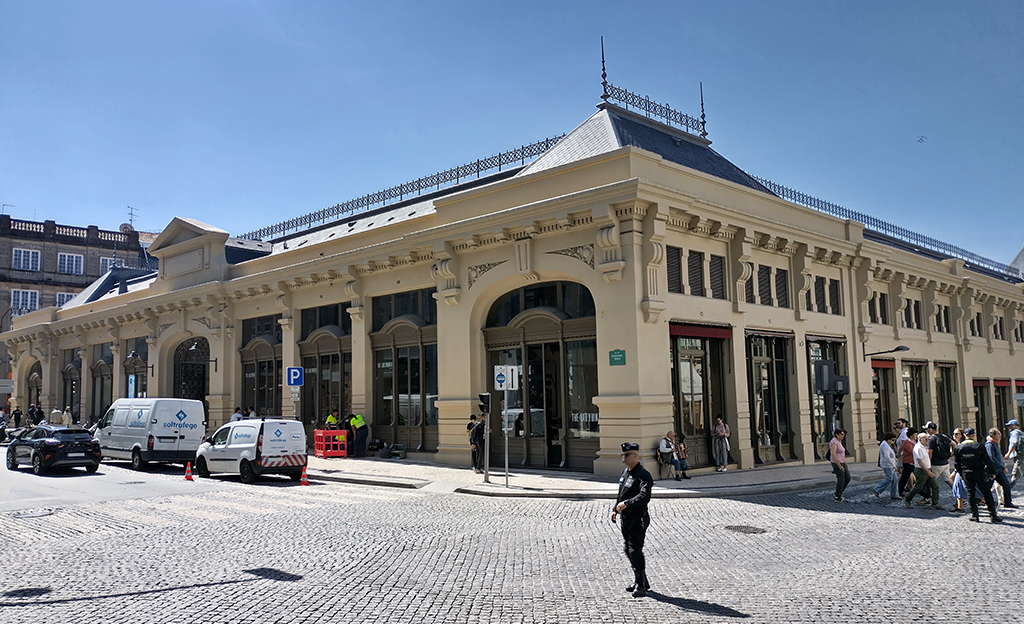 Exterior del Mercado do Bolhão, Oporto, Portugal [CC Foto: Petnog/Wikimedia Commons]