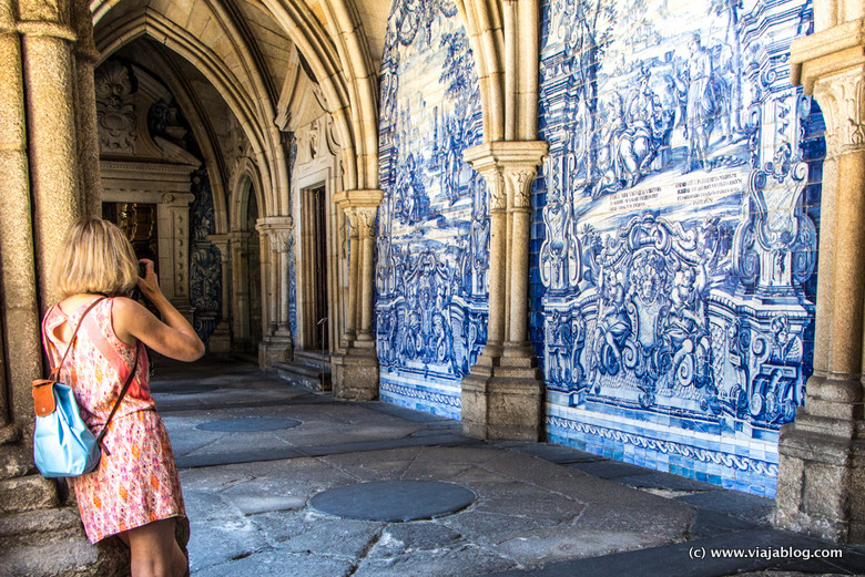 Azulejos en el claustro de la Catedral de Oporto, Portugal [(c) Foto: @avistu]