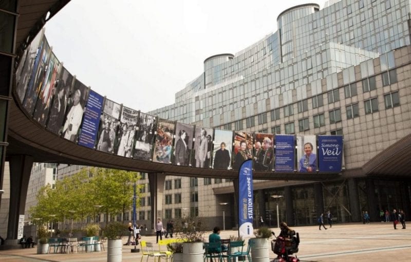 El Agora Simone Veil es el corazón del Barrio Europeo → LA VIAJERA EMPEDERNIDA El Agora Simone Veil es el corazón del Barrio Europeo