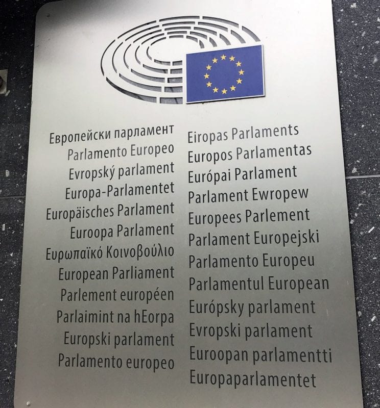 Placa del Parlamento Europeo en todos los idiomas de la UE → LA VIAJERA EMPEDERNIDA Placa del Parlamento Europeo en todos los idiomas de la UE