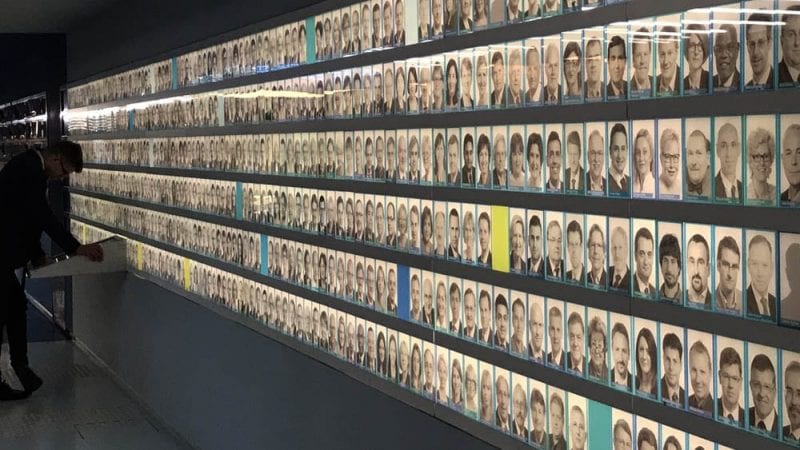 parlamentarium fotos diputados → LA VIAJERA EMPEDERNIDA Fotos de todos los europarlamentarios expuestas en el Parlamentarium