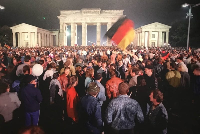 Foto histórica de la caída del de muro Berlín → LA VIAJERA EMPEDERNIDA Foto histórica de la caída del de muro Berlín