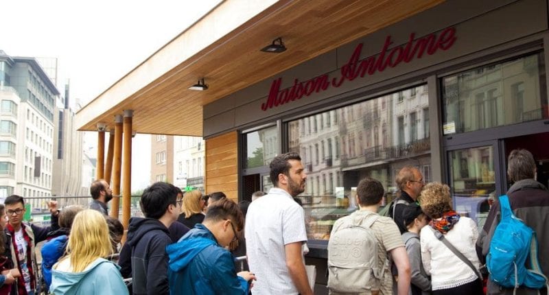 Colas para comprar patatas en Maison Antoine → LA VIAJERA EMPEDERNIDA Colas para comprar patatas en Maison Antoine