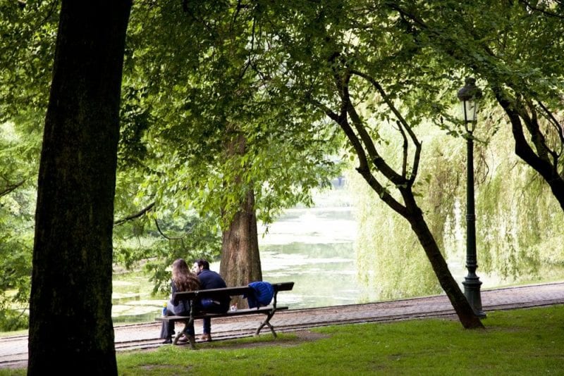 El parque Leopold tiene rincones agradables donde sentarse a comer → LA VIAJERA EMPEDERNIDA El parque Leopold tiene rincones agradables donde sentarse a comer