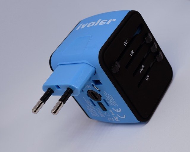 travel-adapter-3320765_640 → LA VIAJERA EMPEDERNIDA Electricidad Estados Unidos