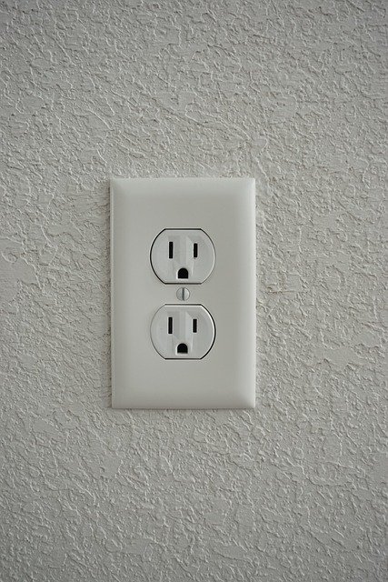 power-socket-4715347_640 → LA VIAJERA EMPEDERNIDA Electricidad Estados Unidos