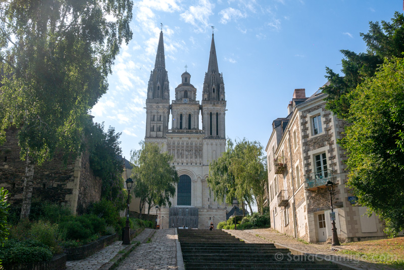 Que Ver en Angers Catedral Fachada Escaleras