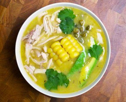 Ajiaco: la sopa colombiana de patata, pollo y maíz | Recetas | Gastronomía
