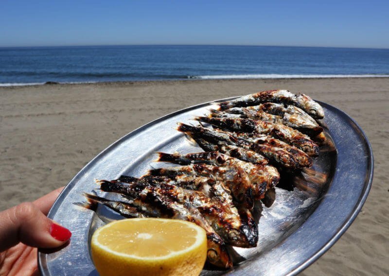 Comer espetos es algo imprescindible que hacer en Estepona