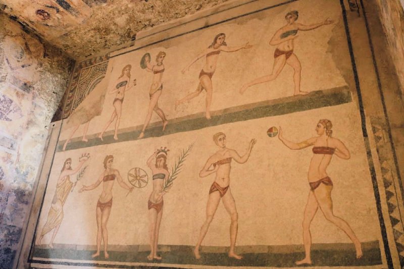 Las diez chicas en bikini, el mosaico más famoso