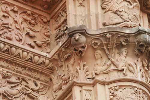 La famosa rana de la Universidad está sobre la calavera → LA VIAJERA EMPEDERNIDA Salamanca rana universidad blog