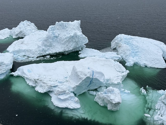 Icebergs rompiéndose junto al litoral de la isla de Uummannaq (Groenlandia)