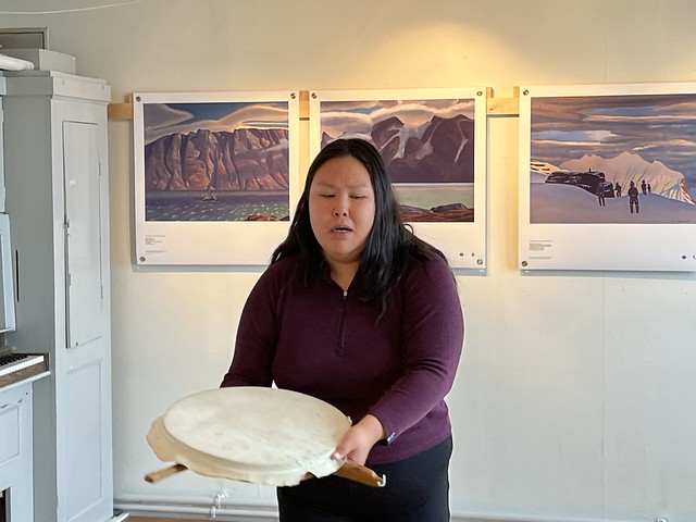 Mujer inuit de Uummanaq sosteniendo un tambor tradicional