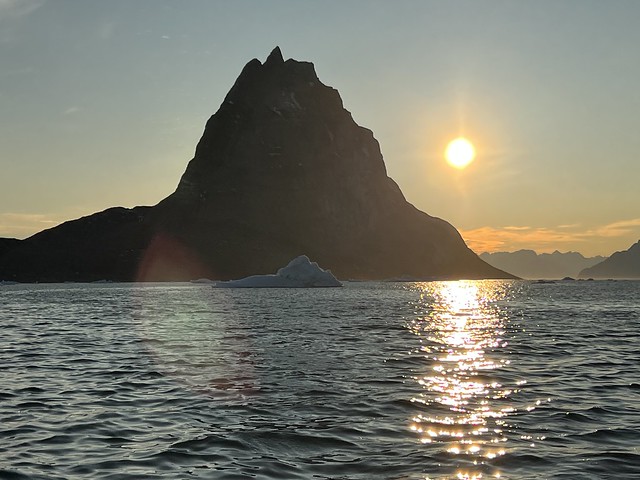 Sol de medianoche en Uummannaq (Groenlandia)