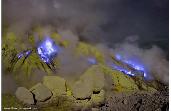 volcán que expulsa lava azul