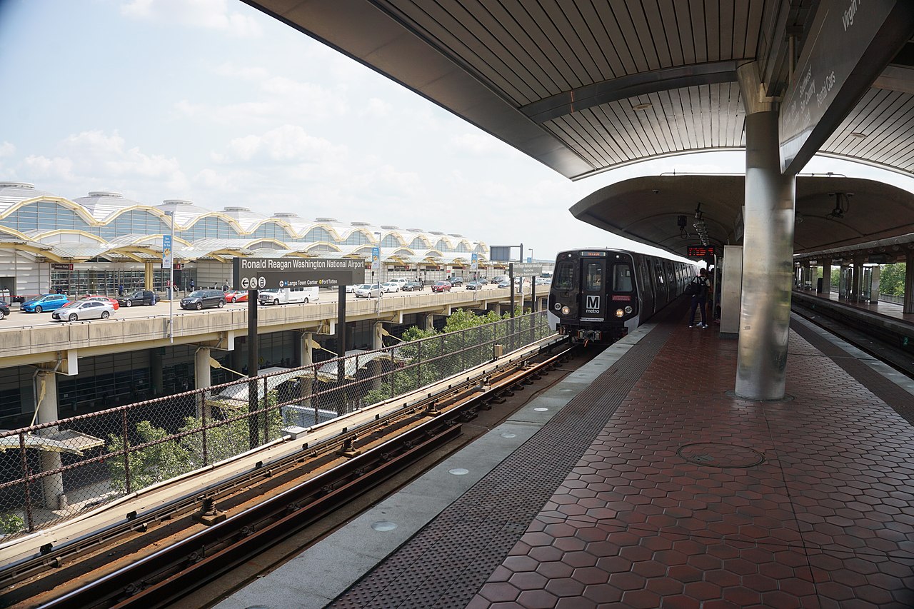 Un tren de la Yellow Line del Metro en la estación del Ronald Reagan Washington National Airport, Virgina, Estados Unidos [CC Foto: Michael Barera/Wikimedia Commons]