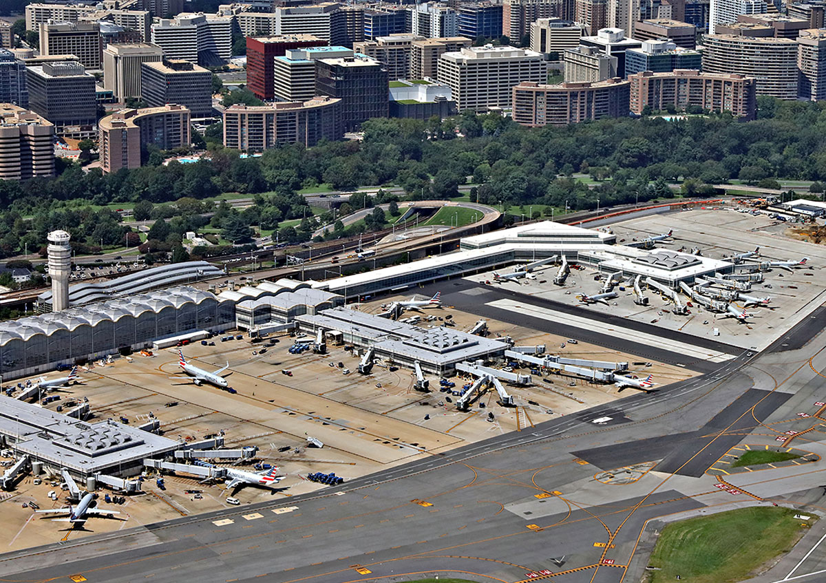 El Aeropuerto Ronald Reagan con los edificios del barrio de Crystal City junto a él, Arlington, Virginia, Estados Unidos