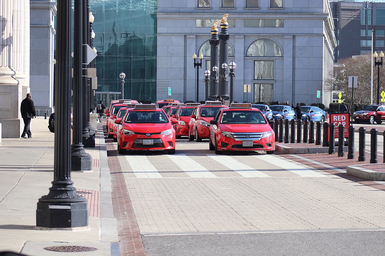 Varios taxis de Washington D.C. en Columbus Circle [CC Foto: Elvert Barnes/Wikimedia Commons]
