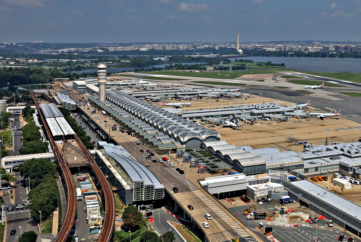 El Aeropuerto Nacional Ronald Reagan, con las vías y la estación de Metro a la izquierda y Washington D.C. al fondo, con el Monumento a Washington perfectamente visible [CC Foto: Duane Lempke/Wikimedia Commons]