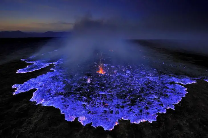 volcán que expulsa lava azul