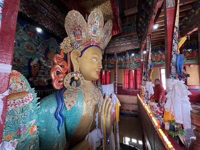 Sele en Ladakh antre el Buda Maitreya del monasterio de Thiksey