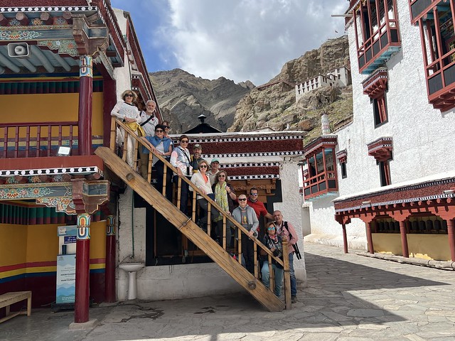 Grupo de viajeros a Ladakh en el monasterio Hemis