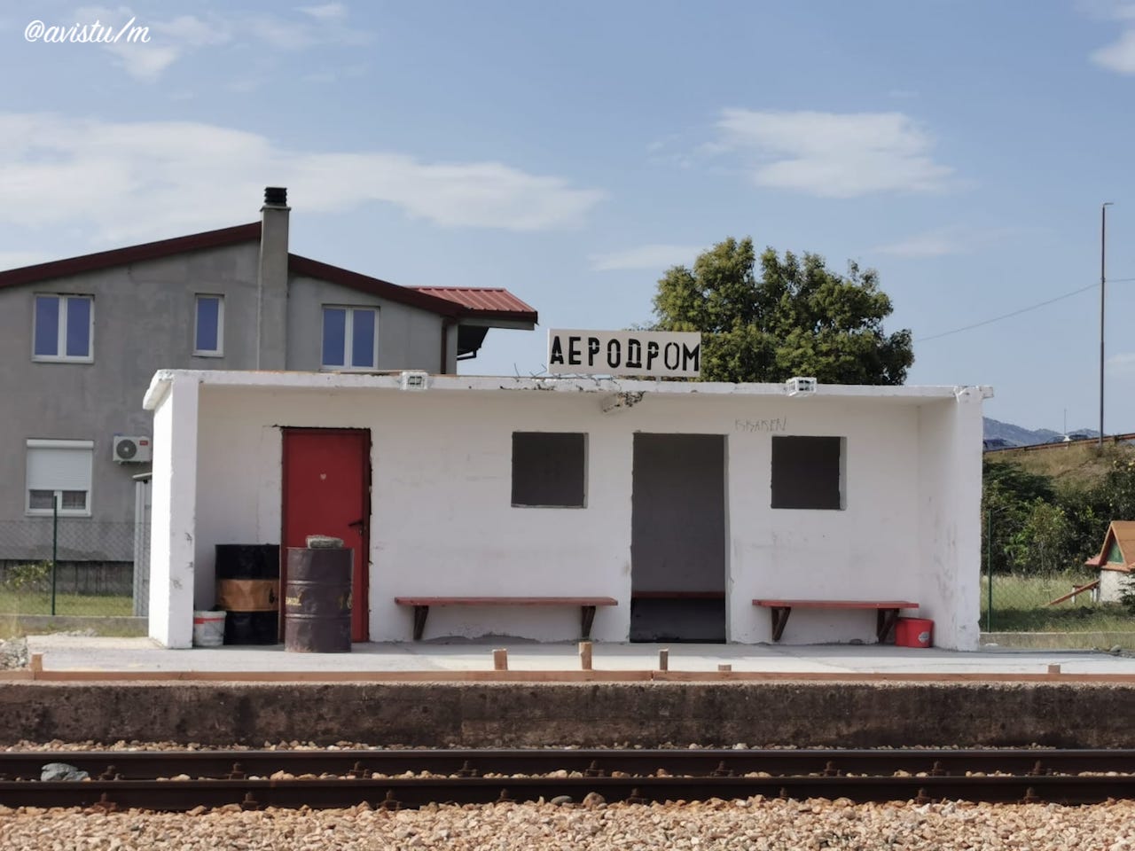 Estación de Ferrocarril del Aeropuerto de Podgorica, Montenegro [(c)Foto: @avistu]