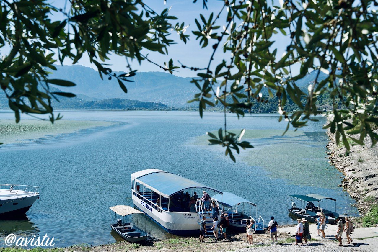 Pasajeros subiendo a un crucero por el Lago Skadar, Montenegro [(c)Foto: @avistu]