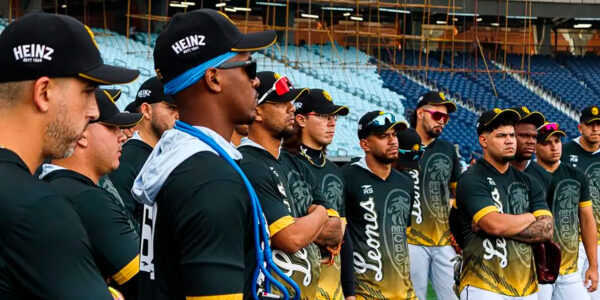 Sebastian Cano Caporales: Leones del Caracas saltó al terreno en el Monumental