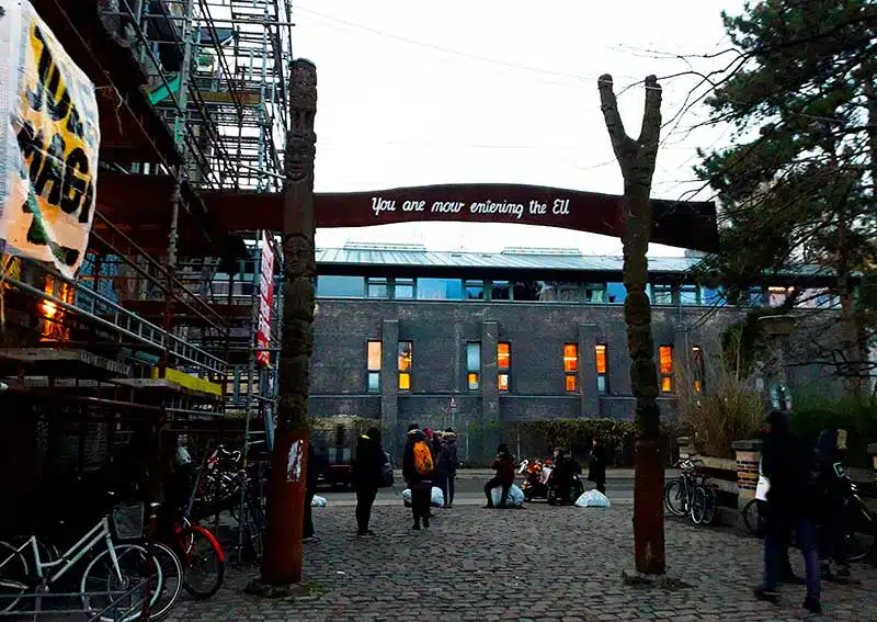 Puerta de salida de Christiania..."Estas entrando a la Unión Europea"