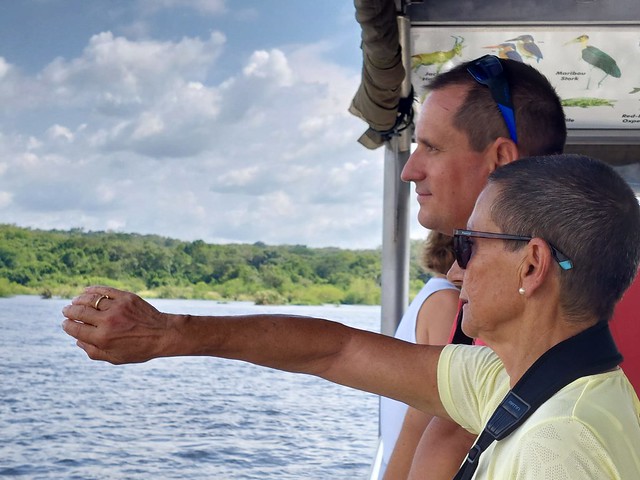 Rosalía y Sele en el barco del Nilo camino a las cascadas de Murchison (Uganda)