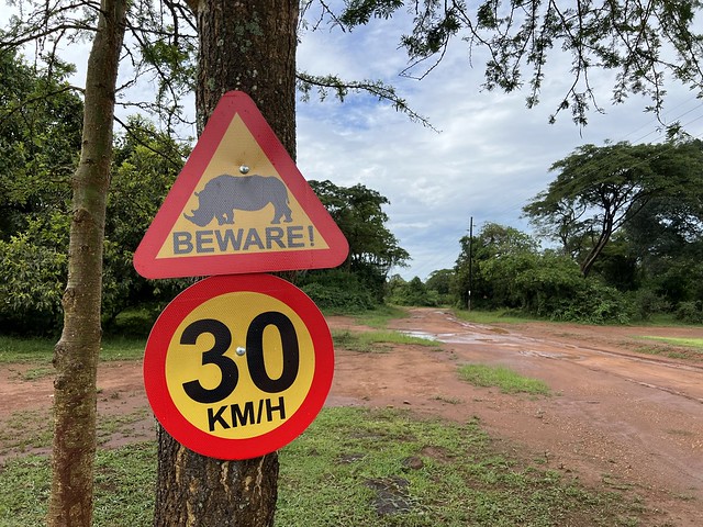 Cartel de precaución rinocerontes en la Reserva de Ziwa (Uganda)
