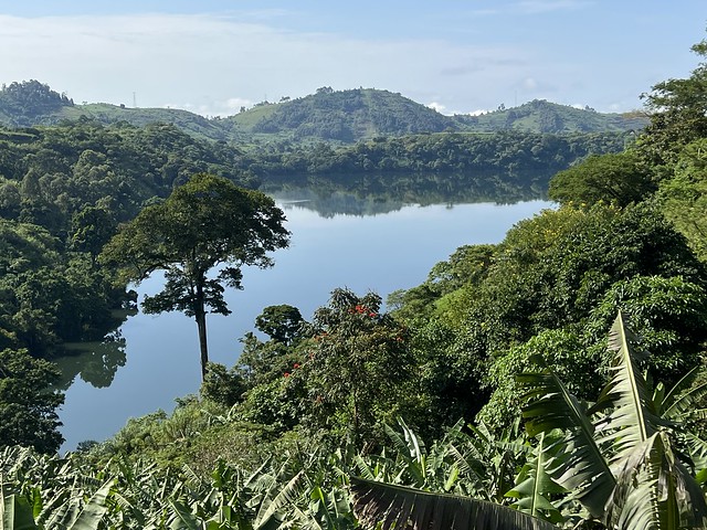 Lago-cráter Nyinambuga en Uganda