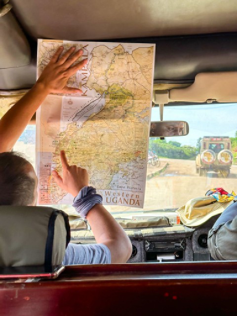 Mostrando en un mapa el recorrido que íbamos a hacer en el Parque Nacional Queen Elisabeth (Uganda)