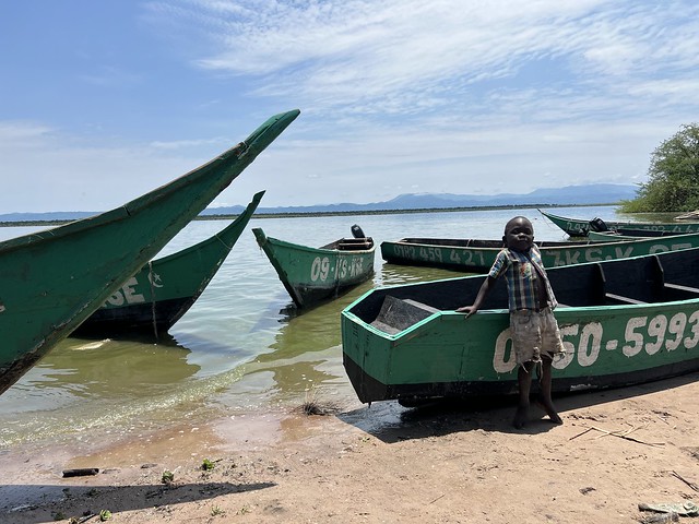Niño y barcas en Kasenyi, el poblado de pescadores del Queen Elisabeth National Park (Uganda)