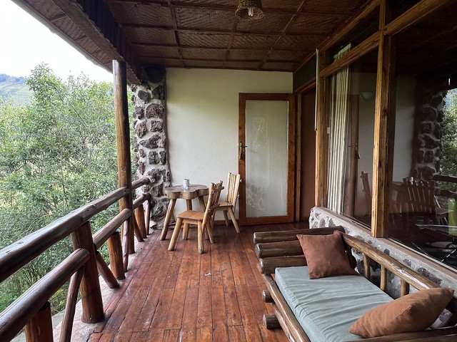 Terraza de la habitación Rushaga Gorilla Camp en el sector Rushaga de Bwindi (Uganda)