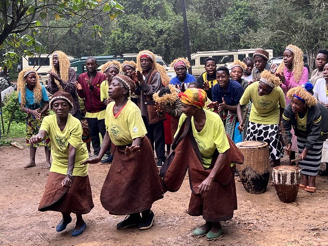 Baile de los Batwa en el Centro de visitantes de Rushaga (Uganda)
