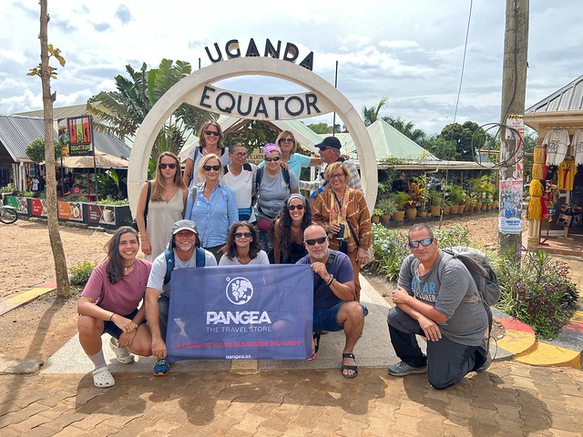 Equipo del viaje de autor a Uganda en la línea del ecuador