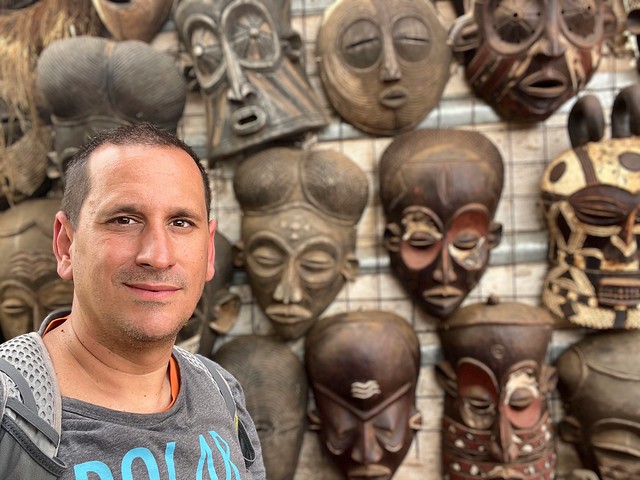 Sele entre máscaras africanas en Uganda